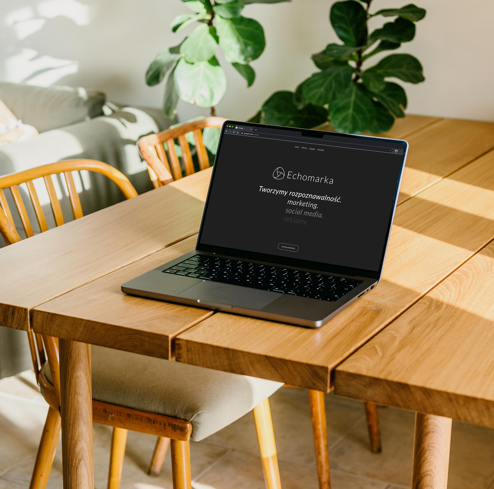 Instagram i Facebook na ekranach smartfonów.