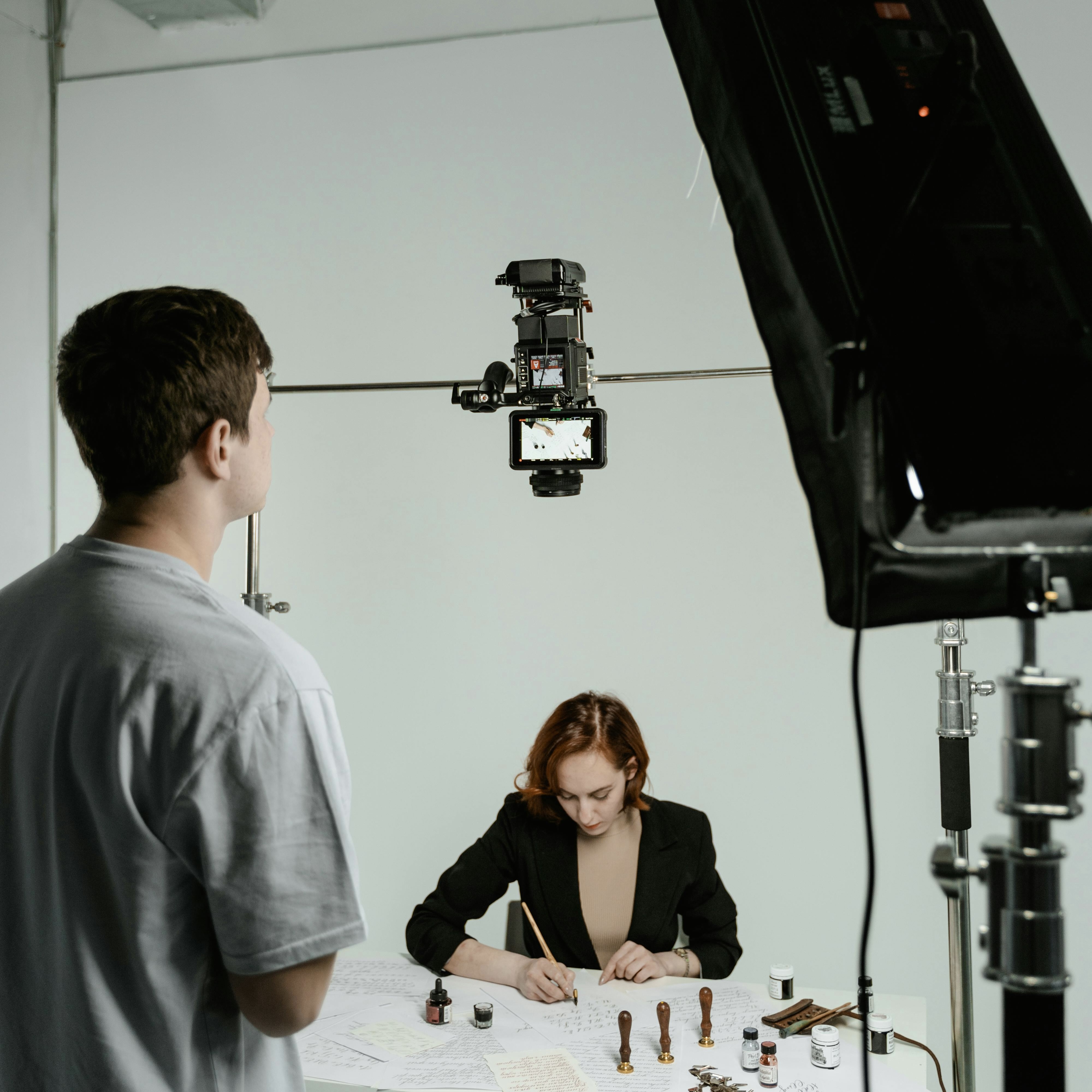 Instagram i Facebook na ekranach smartfonów.